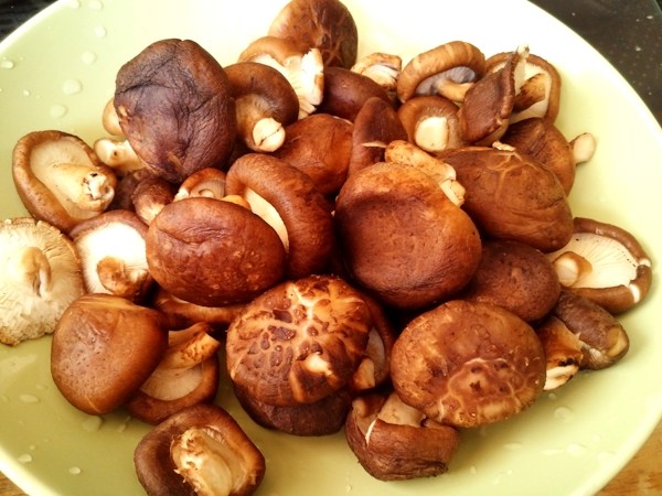 Перепела, фаршированные грибами шиитаке